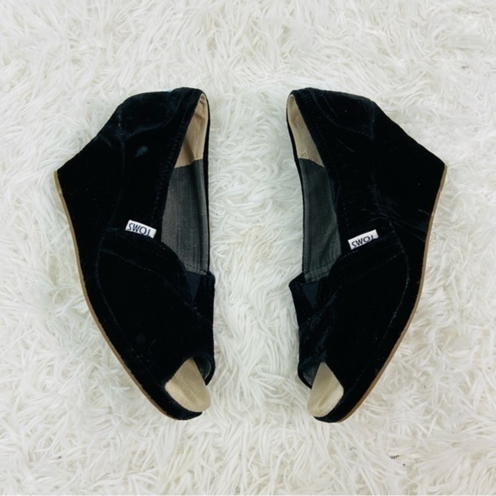 TOMS black crushed velvet open toe platform wedge shoes size 9